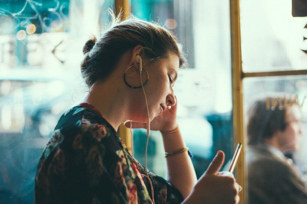 Fones de ouvido com fio em mulher